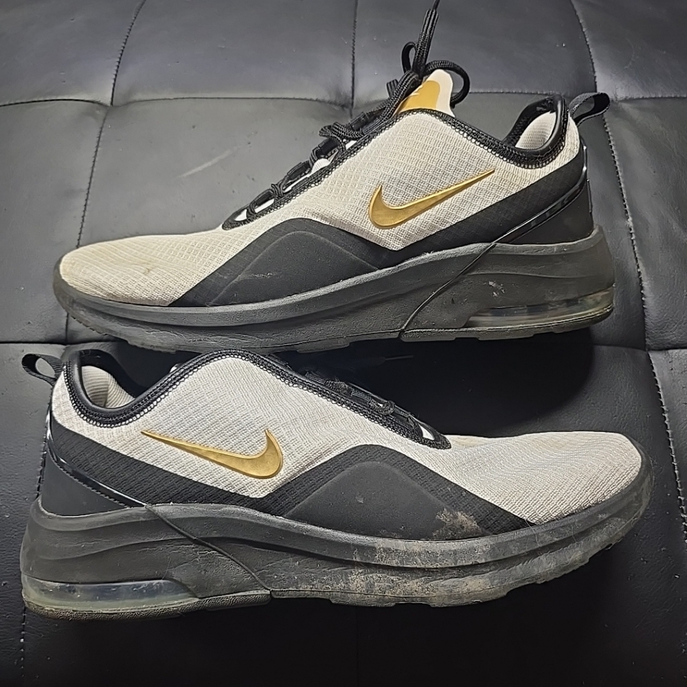 Men's Nike Air Max Motion 2 Mens Sneaker Size 10.5